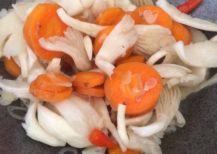 Bagaimana Membuat Tumis jamur tiram wortel anak kost yang Bisa Manjain Lidah