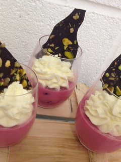 Una foto de Posset de frutos rojos con chocolate de pistacho, avellanas y sal del Himalaya 💕