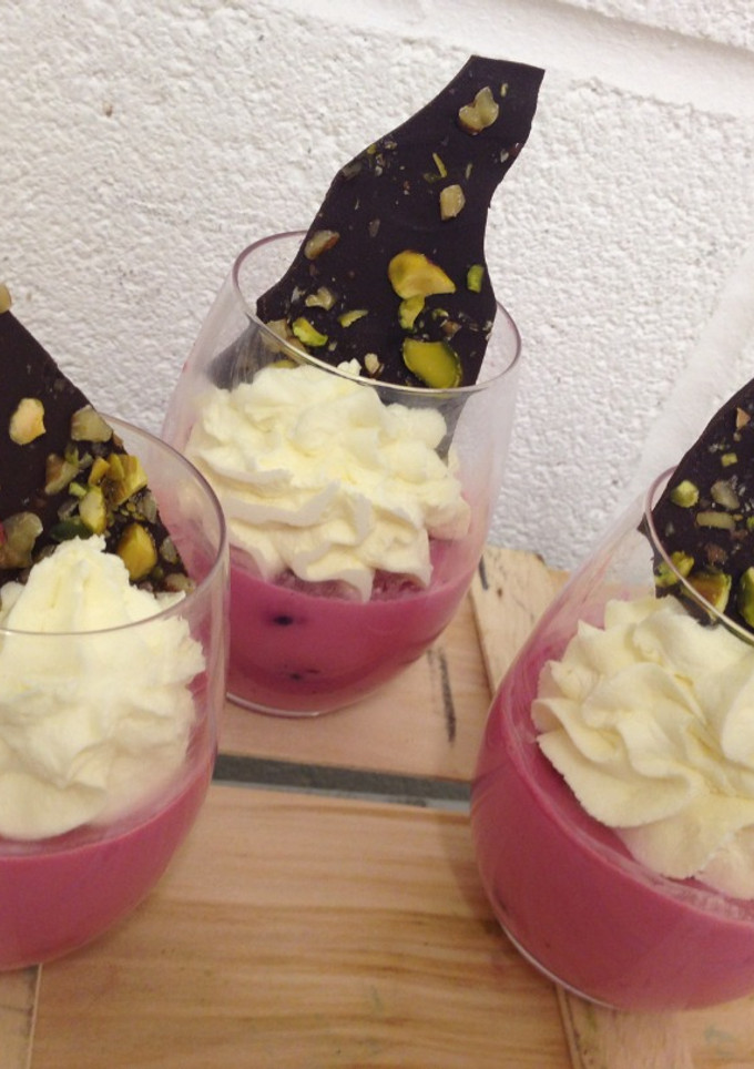 Una foto de Posset de frutos rojos con chocolate de pistacho, avellanas y sal del Himalaya 💕