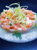 Tartare di salmone affumicato con mela verde e sedano su crema di finocchio