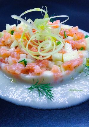 Foto di Tartare di salmone affumicato con mela verde e sedano su crema di finocchio