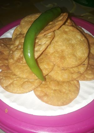 પૂરી (Poori Recipe In Gujarati) રેસીપી મુખ્ય ફોટો