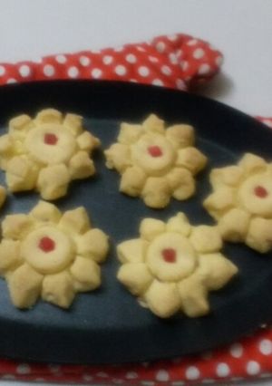 A picture of Tutti frutti flower cookies.