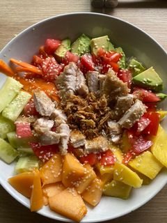 Una foto de Poke bowl de pollo