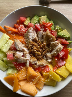 Una foto de Poke bowl de pollo