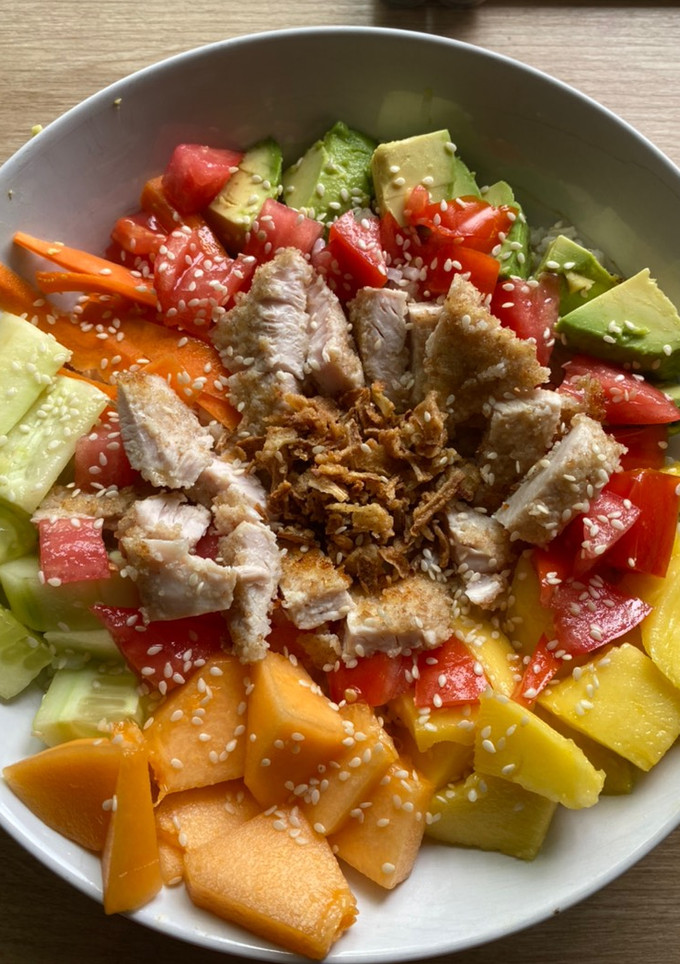 Una foto de Poke bowl de pollo