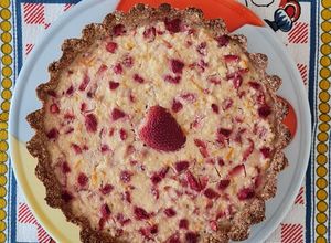 Una foto de Tarta fit de ricota y fruta de estación, integral y con avena