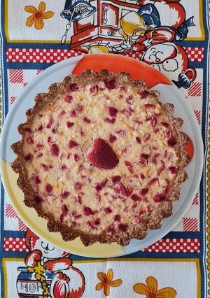 Una foto de Tarta fit de ricota y fruta de estación, integral y con avena