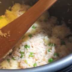A picture of Pulao (Receta india) con gambas, patatas y guisantes.