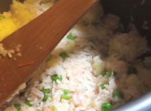 Foto principal de Pulao (Receta india) con gambas, patatas y guisantes