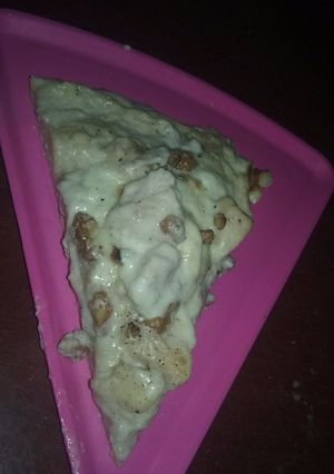 Una foto de Pizza de crema de pollo y nueces