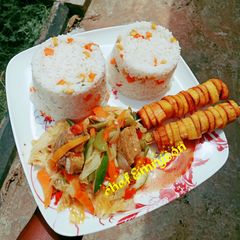 A picture of Beef vegetable sauce served with rice 👌 👌.