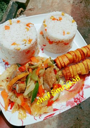 A picture of Beef vegetable sauce served with rice 👌 👌.