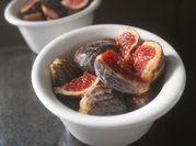 Una foto de postres con higos