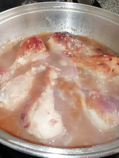 Foto principal de Muslos de pollo en salsa de cebolla
