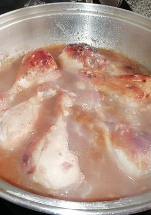 Una foto de Muslos de pollo en salsa de cebolla
