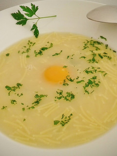Una foto de Sopa de pollo con fideos y yema de huevo