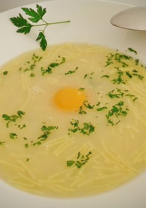 Una foto de Sopa de pollo con fideos y yema de huevo