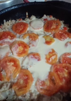 Una foto de Hamburguesa 🍔 pizza 🍕 de carne en sartén 😋