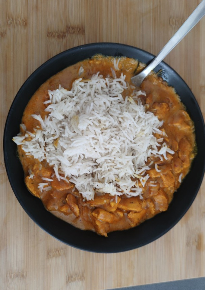 Una foto de Pollo tikka con arroz