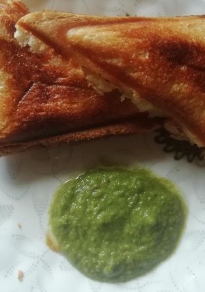 A picture of Bread potato sandwich.
