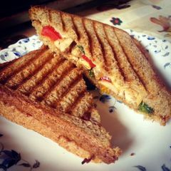 A picture of Peppers Chicken thights Sandwitch.