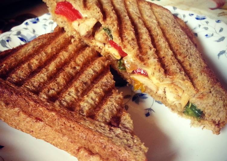Step-by-Step Guide to Make Delicious Peppers Chicken thights Sandwitch
