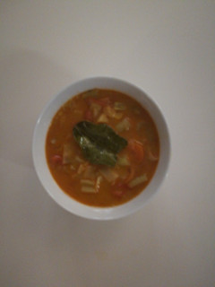 Una foto de Sopa de verduras al curry rojo
