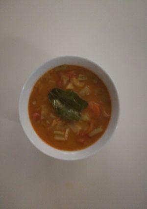 Una foto de Sopa de verduras al curry rojo