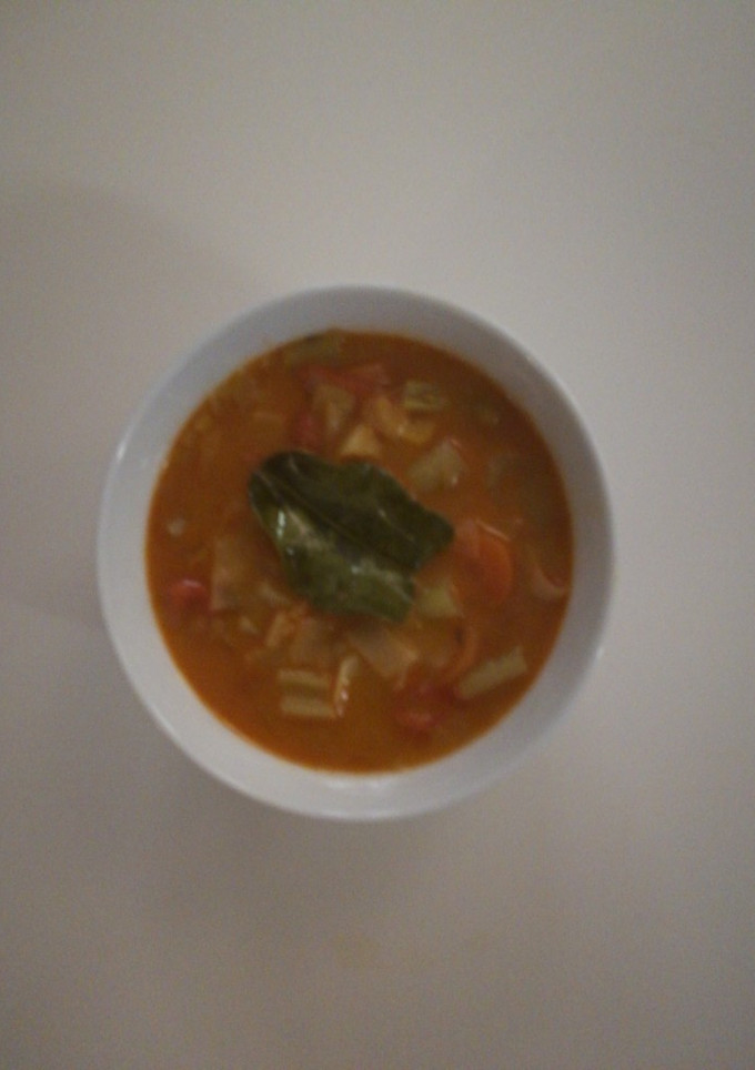 Una foto de Sopa de verduras al curry rojo