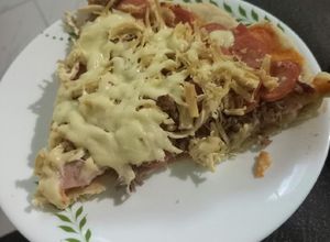Una foto de Pizza de carnes