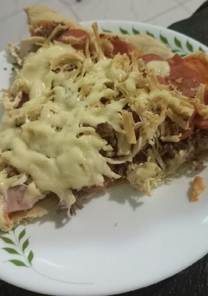 Una foto de Pizza de carnes