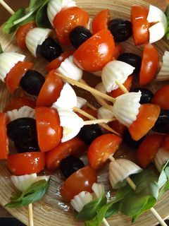 Una foto de Brochetas de queso fresco y tomates a la albahaca