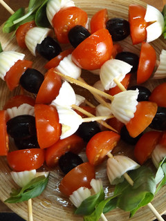 Una foto de Brochetas de queso fresco y tomates a la albahaca