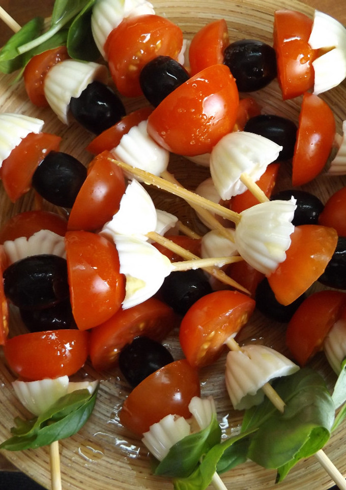 Una foto de Brochetas de queso fresco y tomates a la albahaca