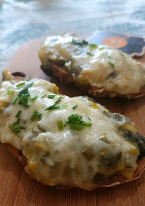 Une photo de 🌱Tartine au vert de poireau (antigaspi)