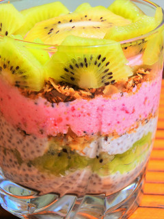 Una foto de Pudding de chía goloso 🥝 🍓