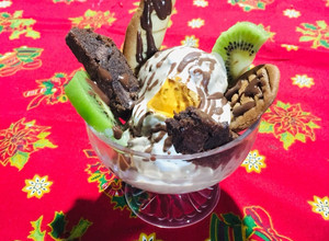 Una foto de Helado de nuez acompañado de brownie, masa tulipe, merengue italiano y bañado en salsa de chocolate