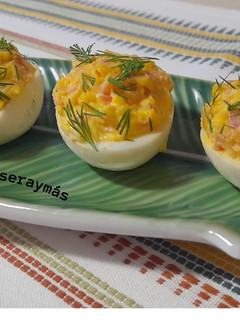Una foto de Huevos rellenos de salmón