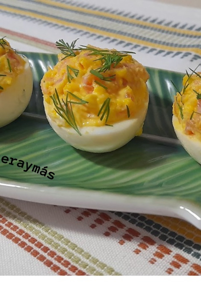 Una foto de Huevos rellenos de salmón