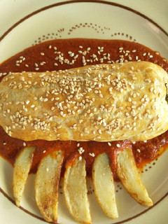 Una foto de Rollos de chile relleno hojaldrado