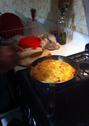 A picture of Tortilla de chorizo y cebolla (tortilla española).