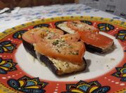 Una foto de berenjena tomate queso