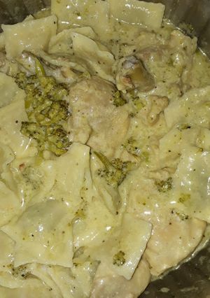 Una foto de Ravioles con salsa blanca, brócoli y pollo