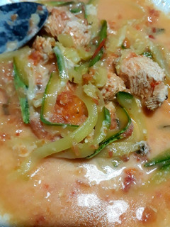 Una foto de Guiso de fideos de zucchini con pollo