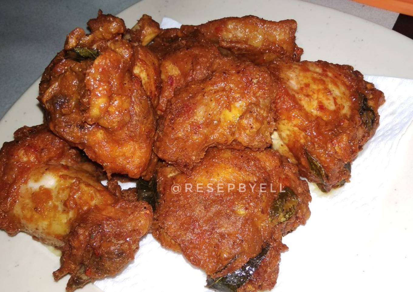 Dada ayam goreng (kari pedas)