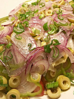 Una foto de Ensalada vegetal doble de cebolla