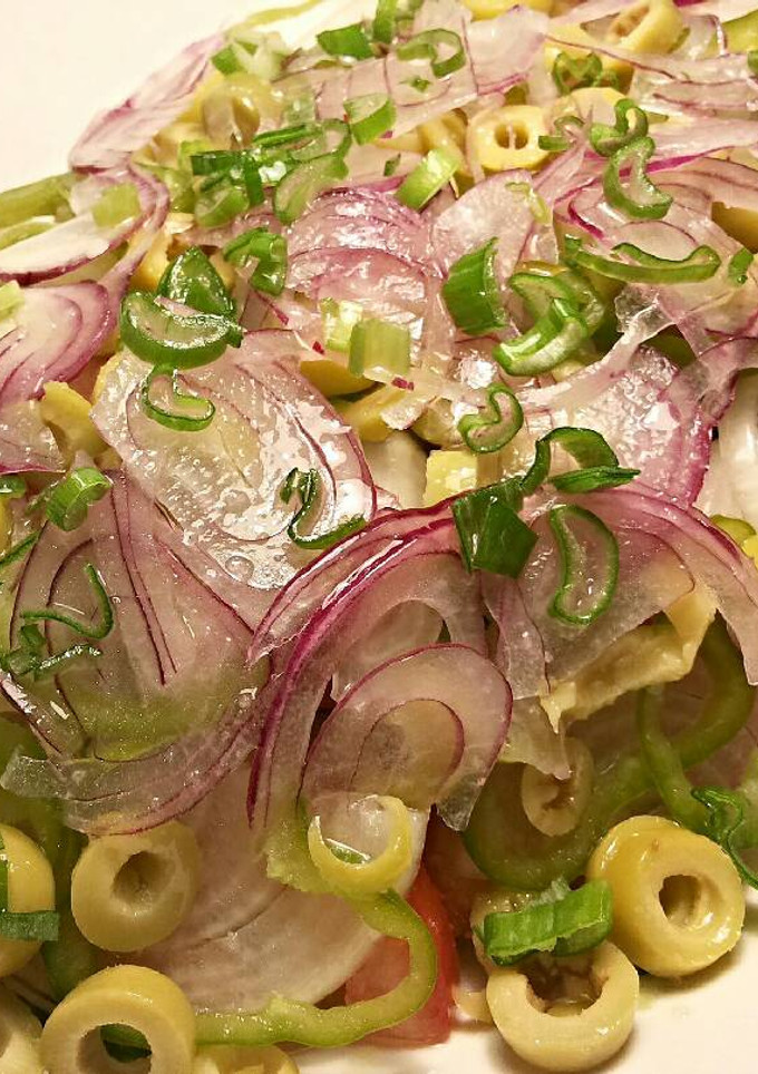 Una foto de Ensalada vegetal doble de cebolla
