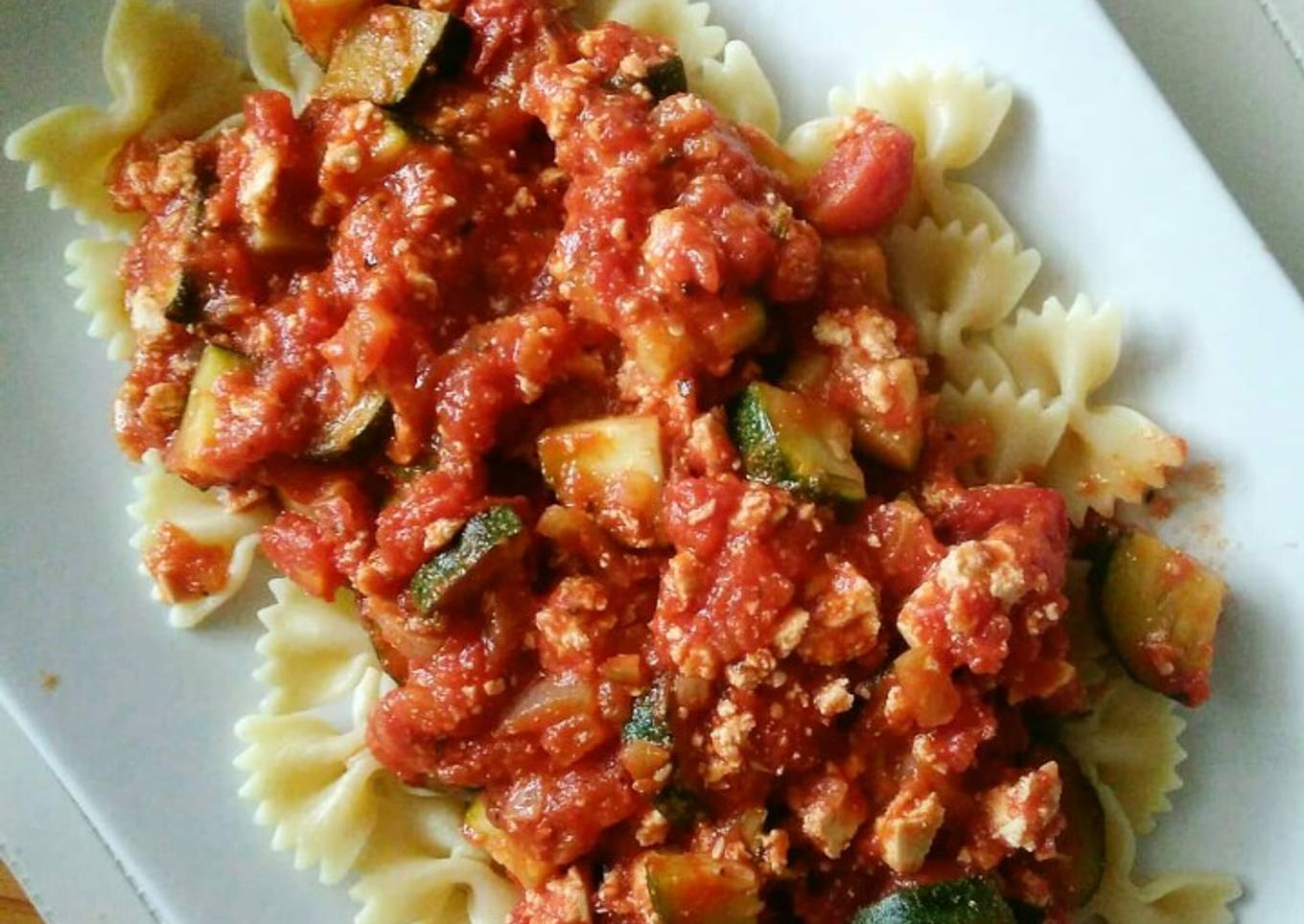 Tomato sauce with tofu and zucchini