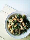 Ensalada de pasta con alcachofas y espinacas